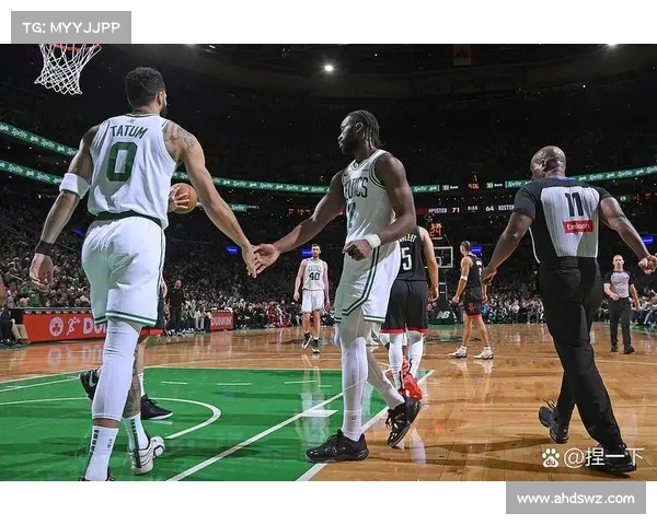 震撼全场NBA激烈对决现场画面瞬间捕捉球员激情与比赛高潮